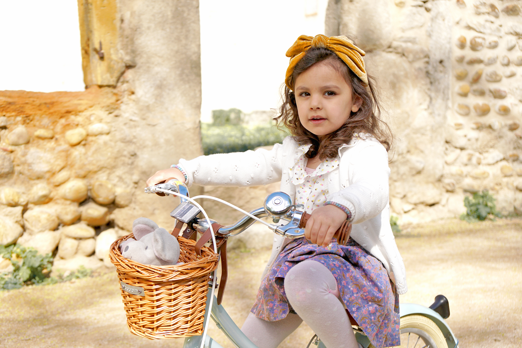 Petite fille à vélo