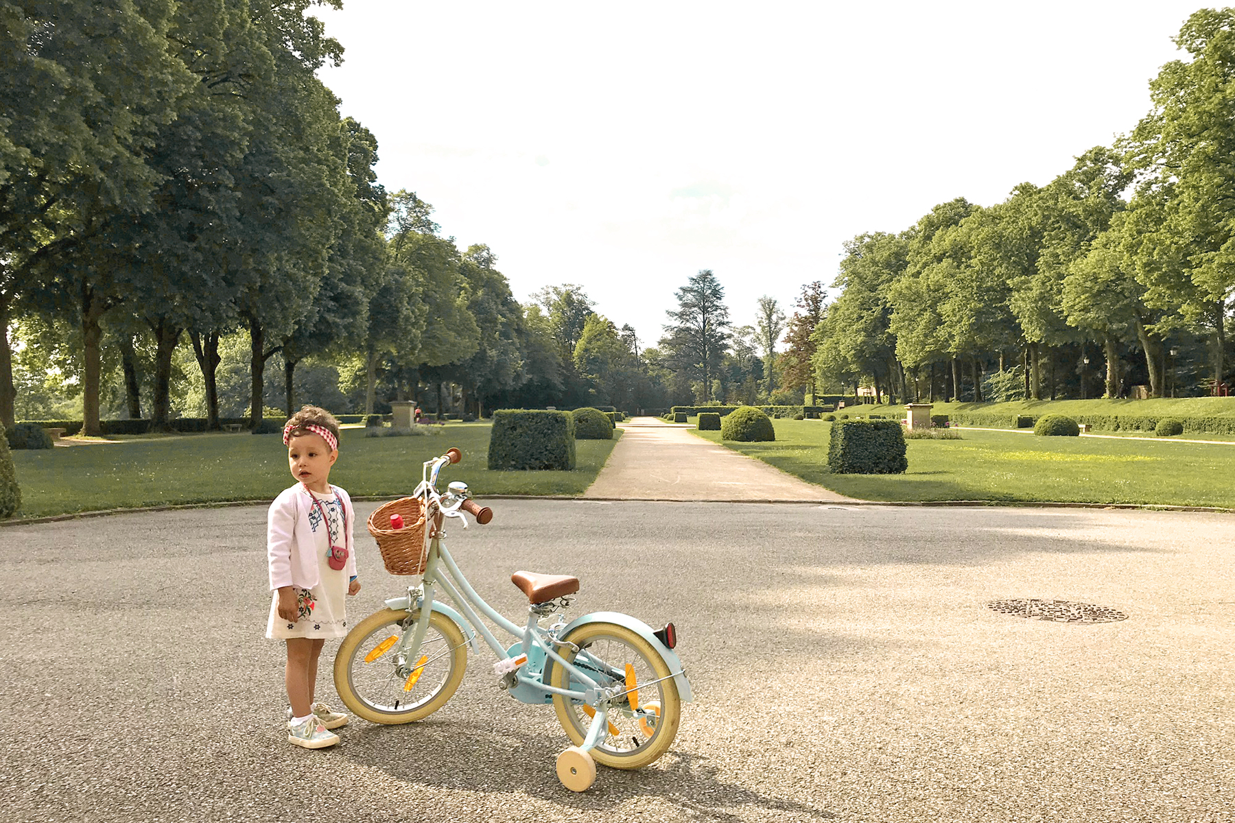 Domaine de Lacroix Laval, petite fille et son vélo