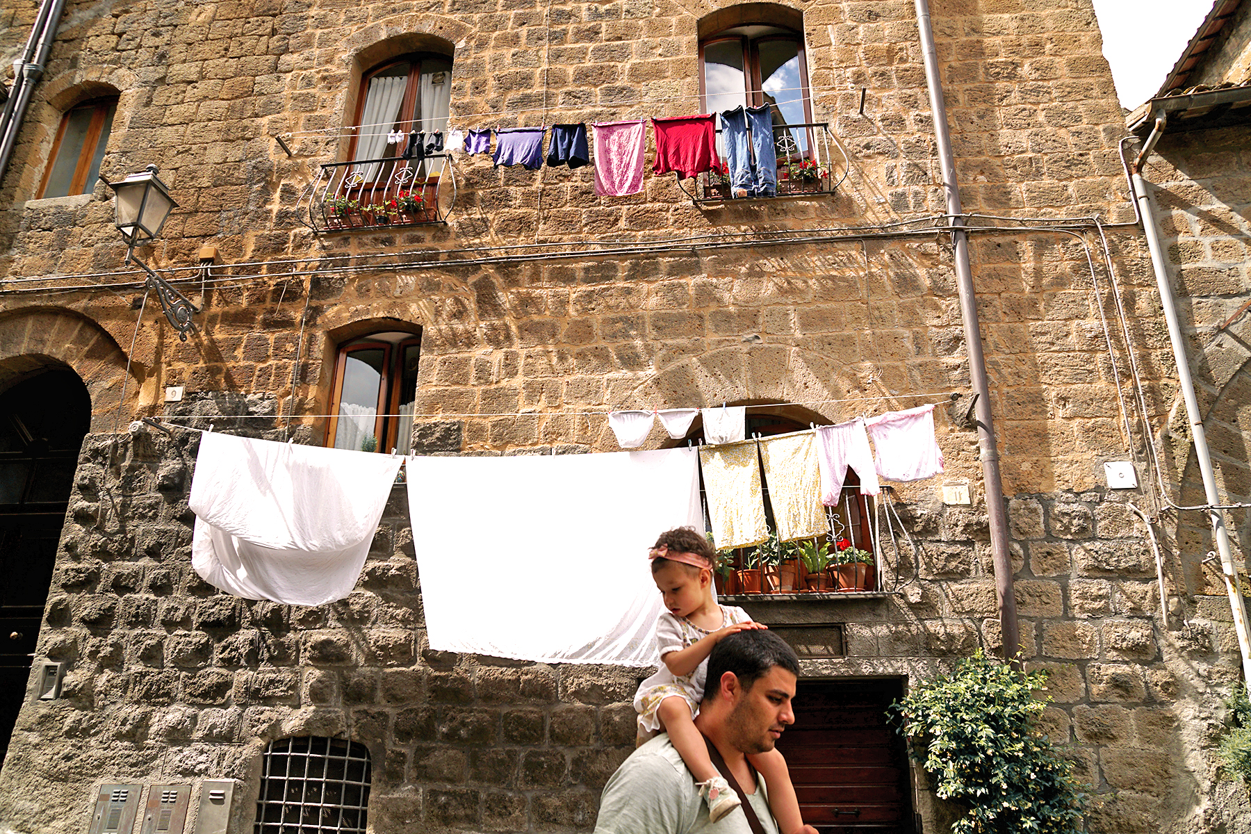 Père et fille dans les ruelles d'Orvieto Italie