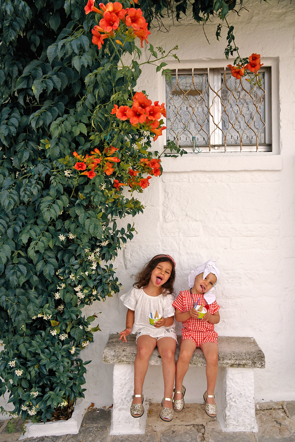 Petites filles mangent une glace à Alberobello, Pouilles Italie