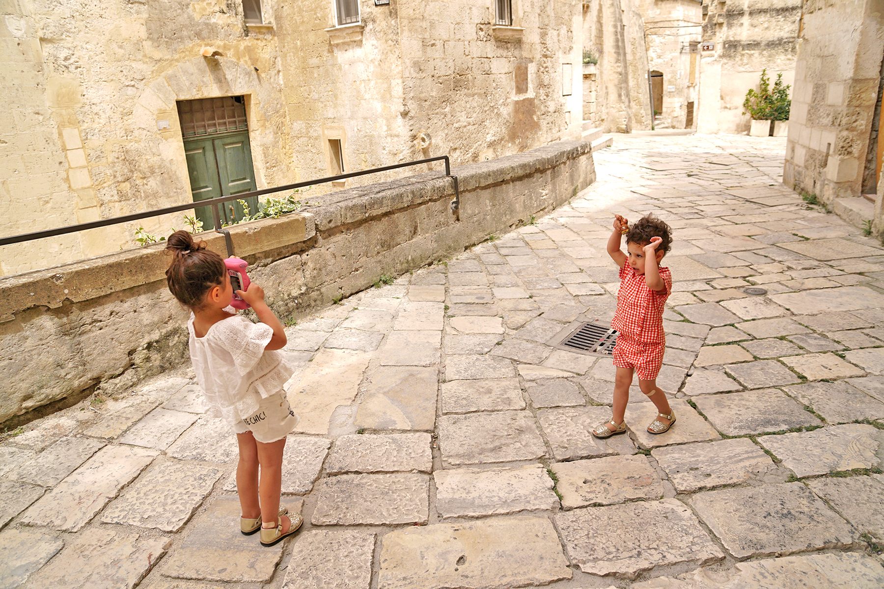 Petites filles photographient Matera, Italie