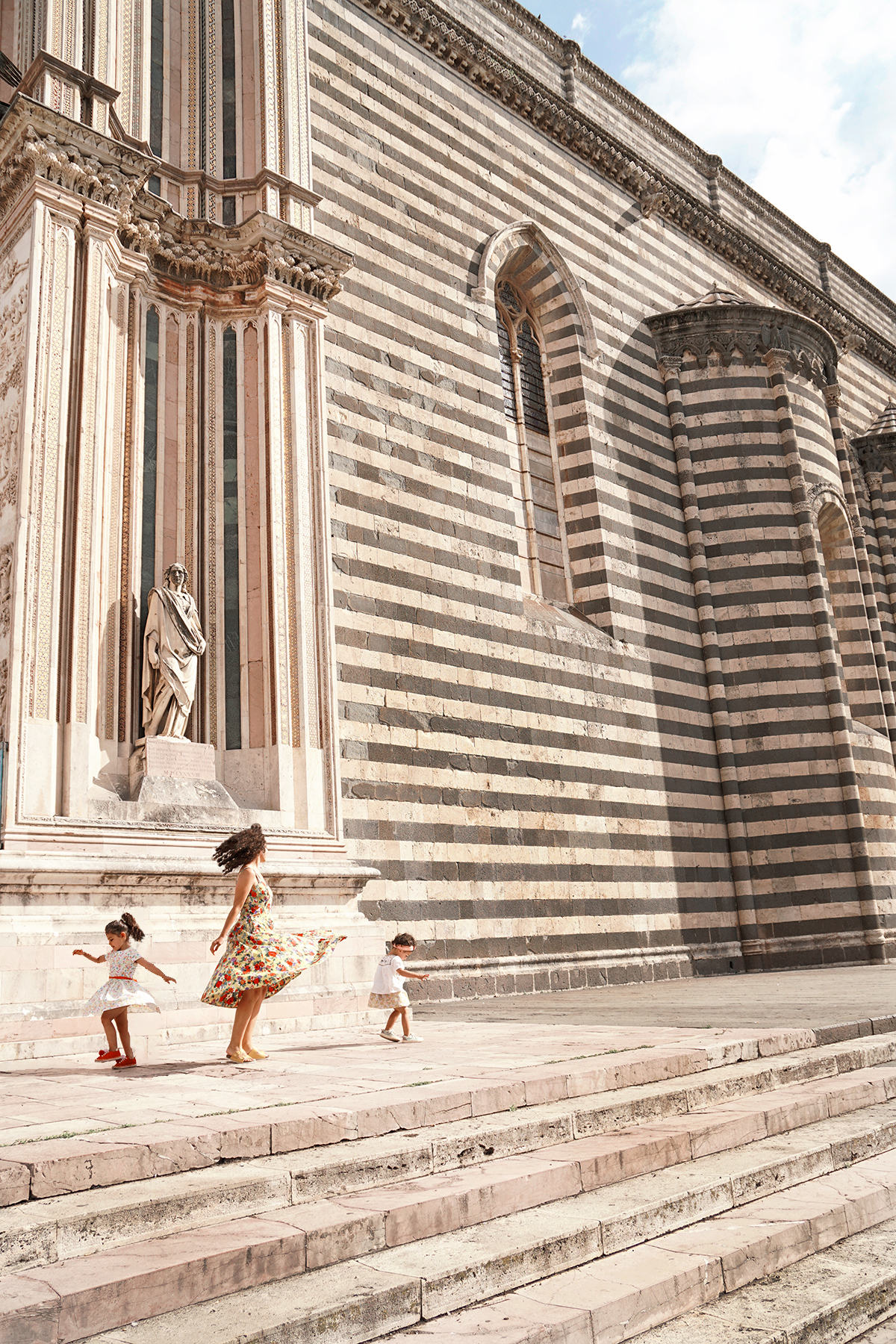 Mère et filles devant la Cathédrale d'Orvieto, Italie
