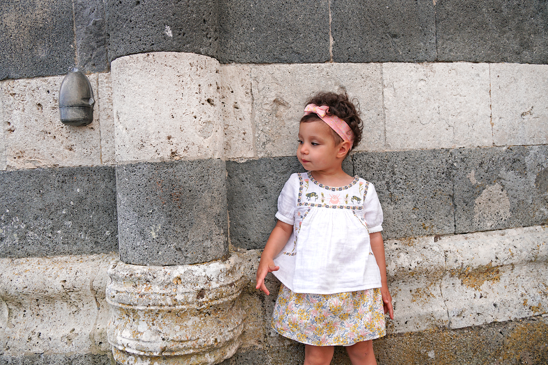 Petite fille devant la Cathédrale d'Orvieto, Italie