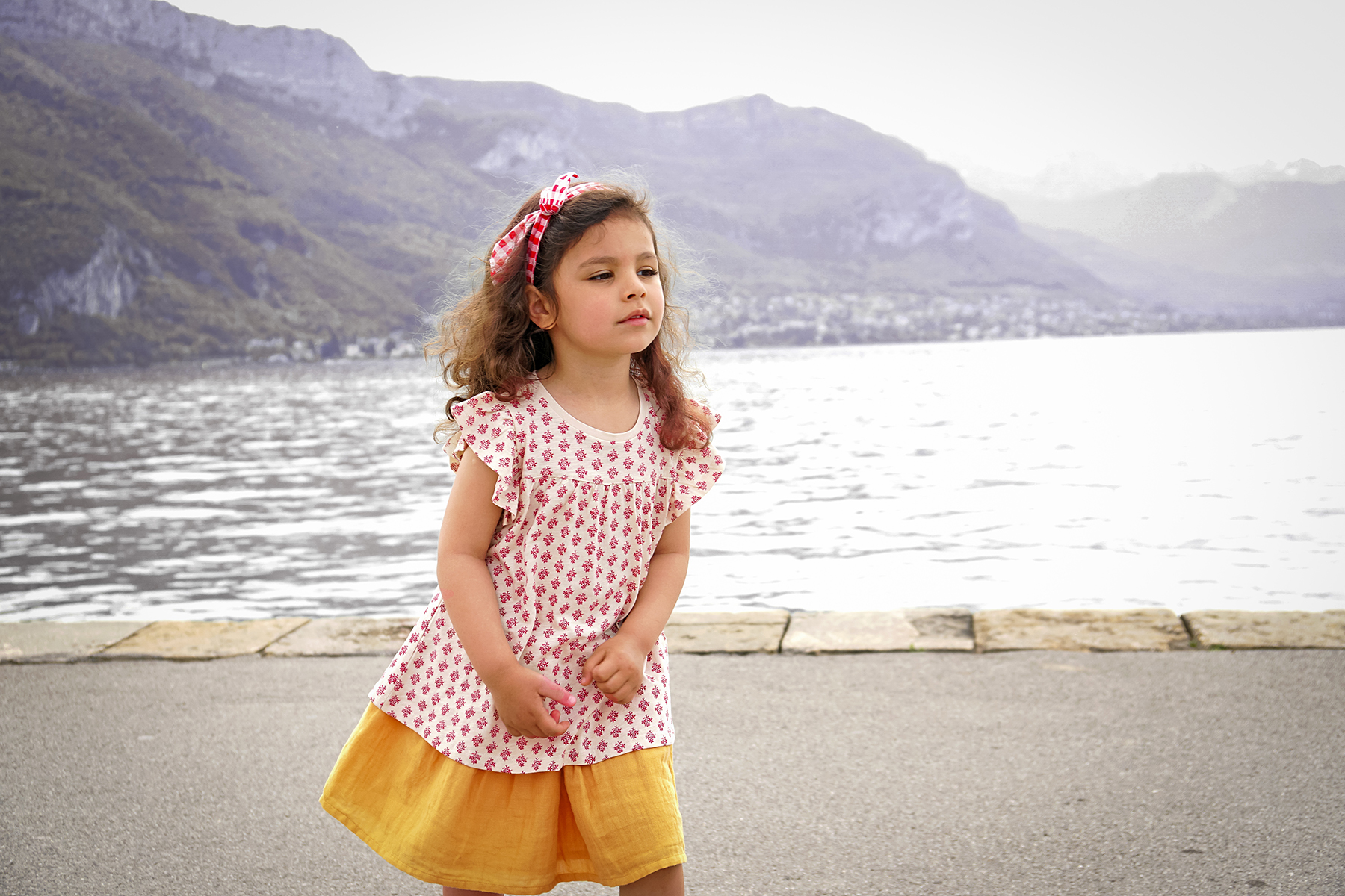 Petite fille à Annecy le lac