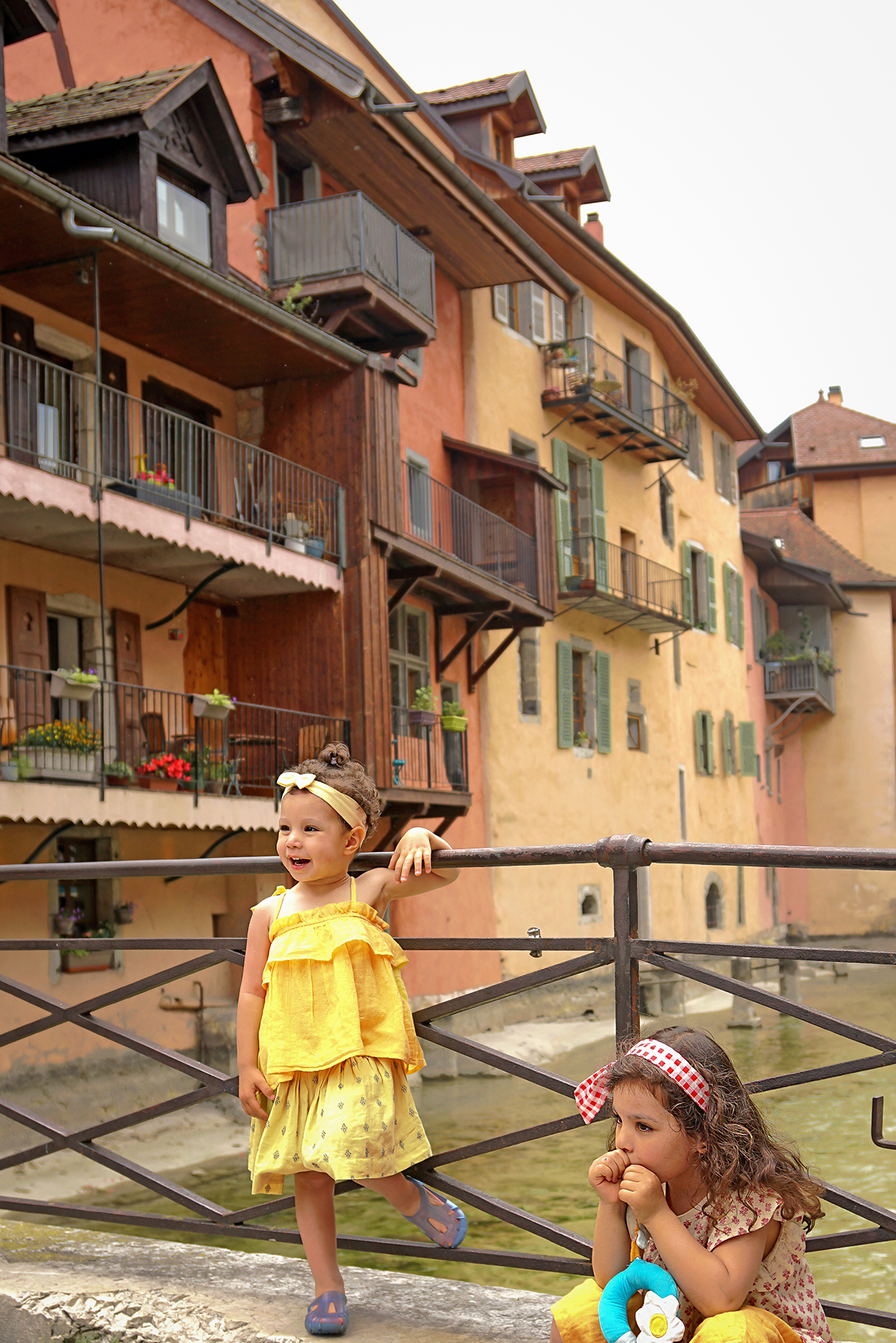 Petites filles à Annecy le vieux, rivière du Thioux
