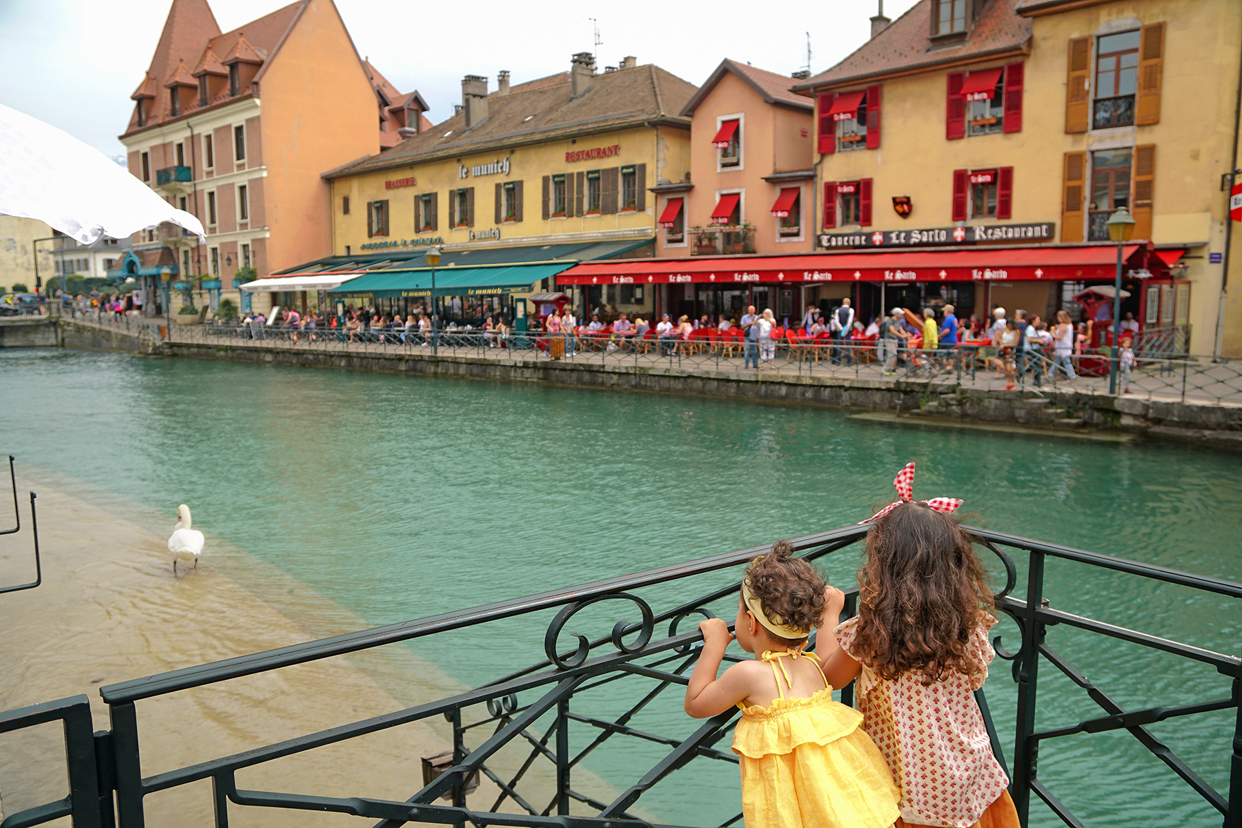Petites filles face à la rivière du Thioux, Annecy