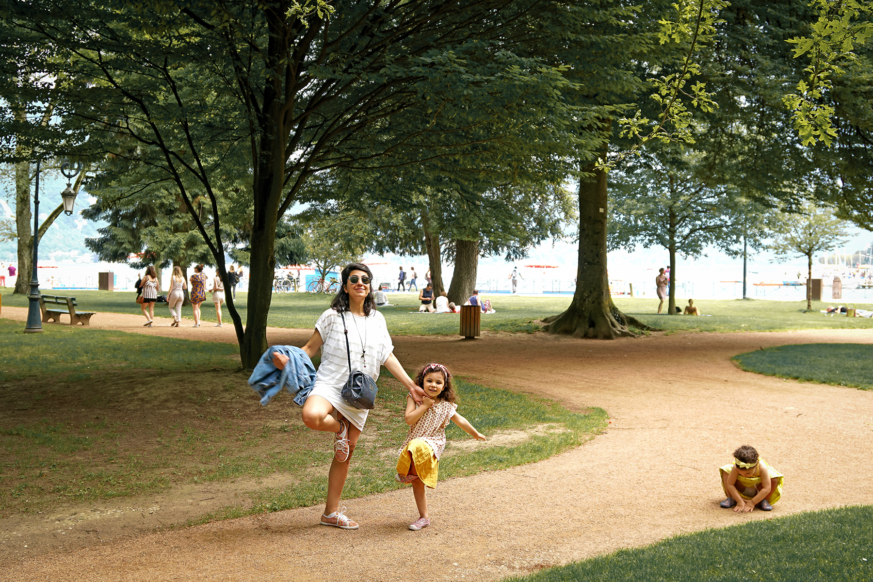 Tata et ses nièces au parc, position du flamant rose