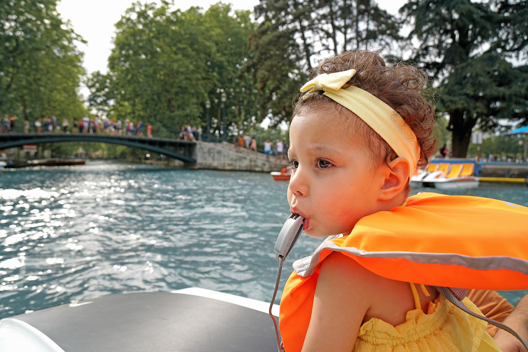 Petit fille au sifflet, Lac d' Annecy