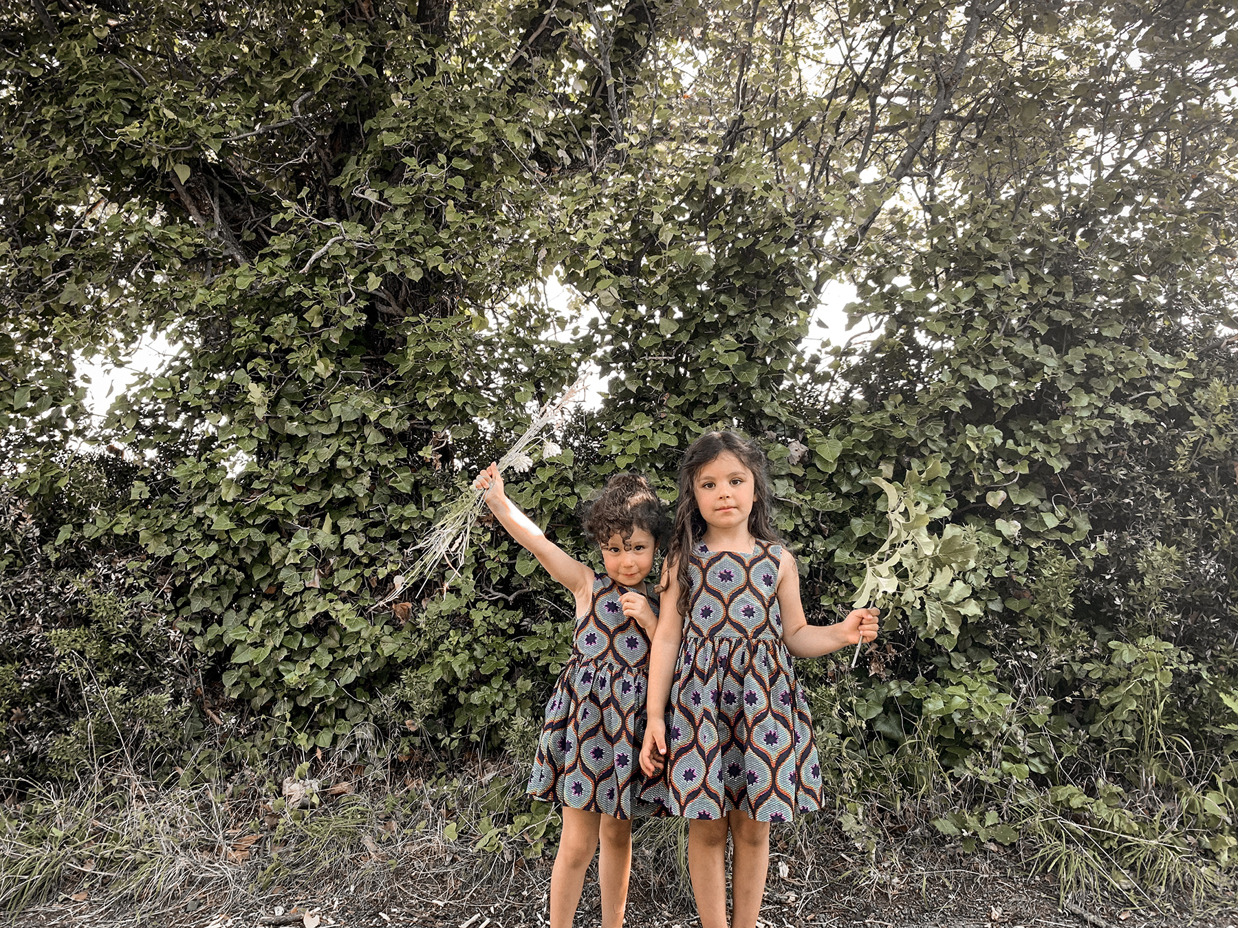 2 soeurs habillées en wax, à la campagne après l'école