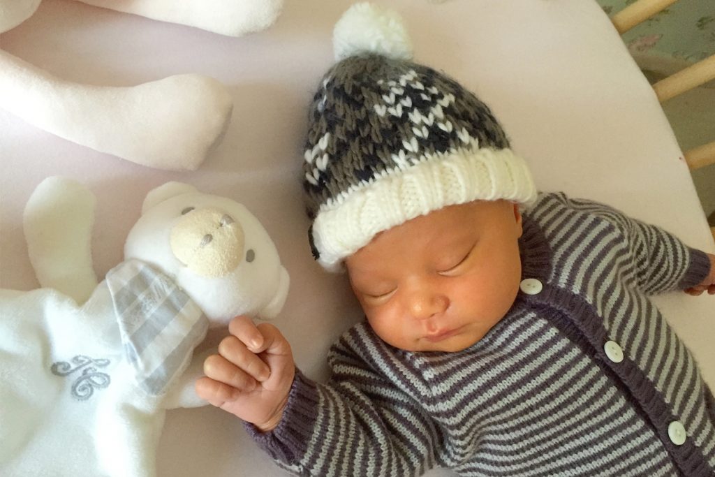 Bébé habillé en Petit Bateau, bonnet Obaïdi et doudou Tartine et chocolat