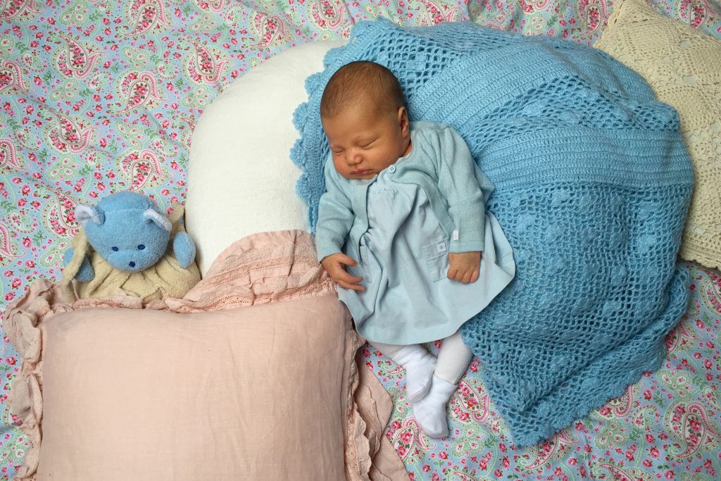 Bébé habillé en Petit Bateau et doudou