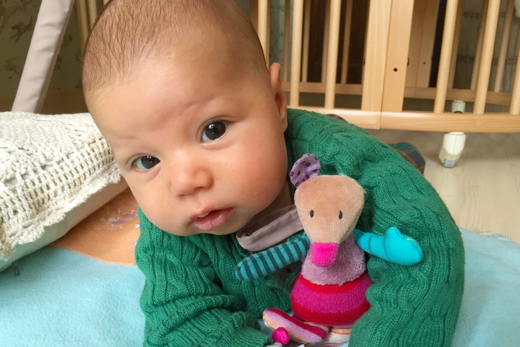 Bébé En gilet Petit Bateau et doudou Moulin Roty