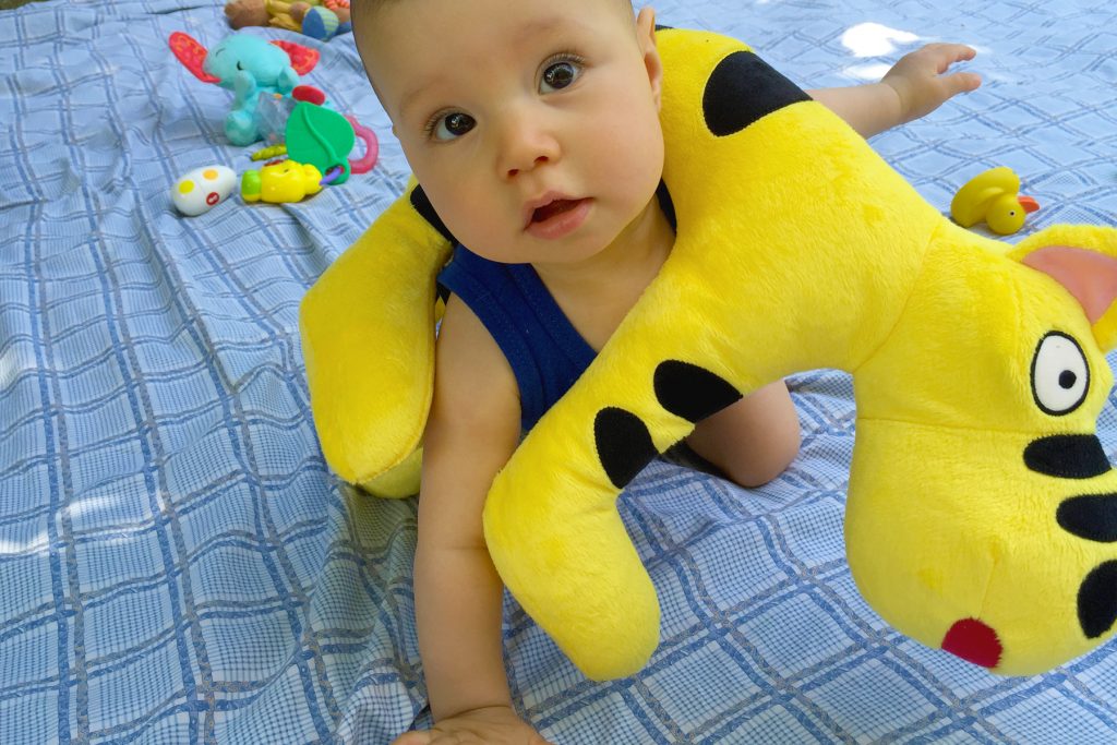Bébé et son doudou Ikea