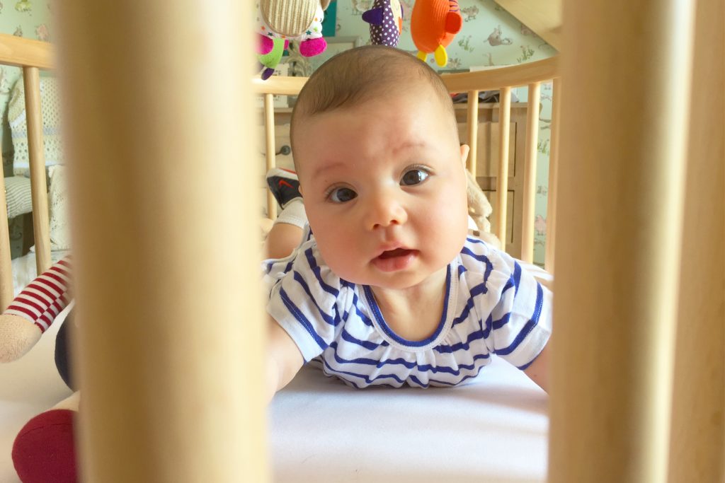 Bébé en robe Petit Bateau