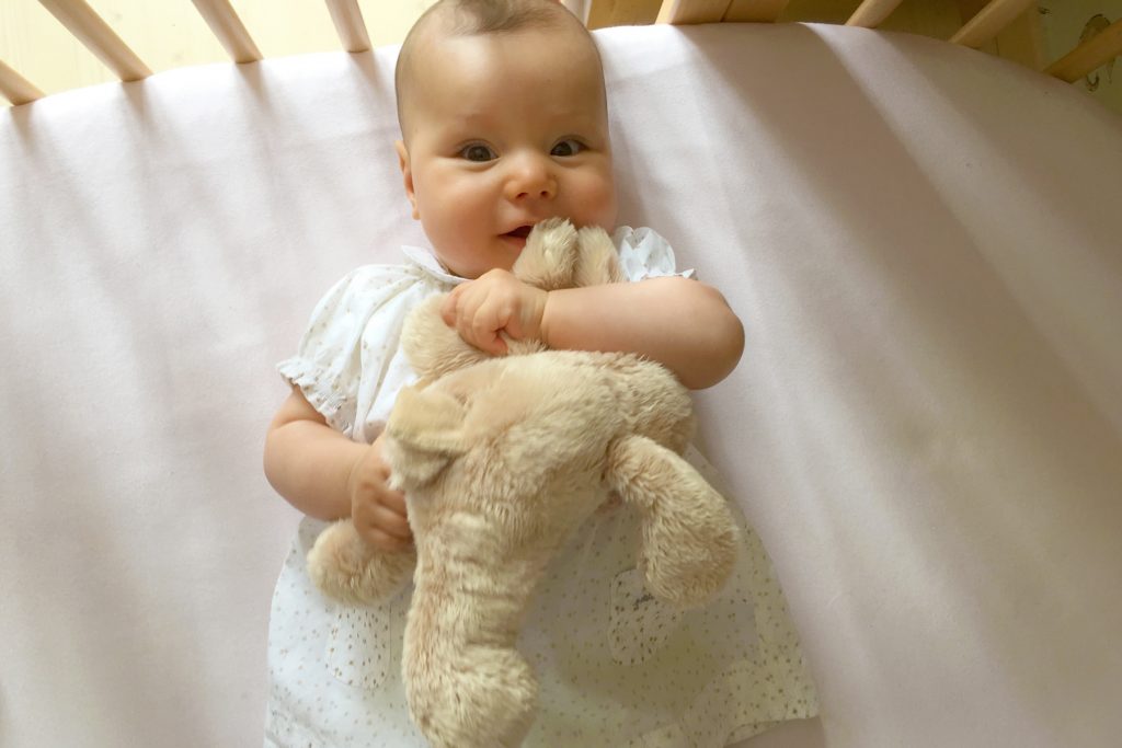 Bébé habillé en Petit Bateau et doudou Moulin Roty