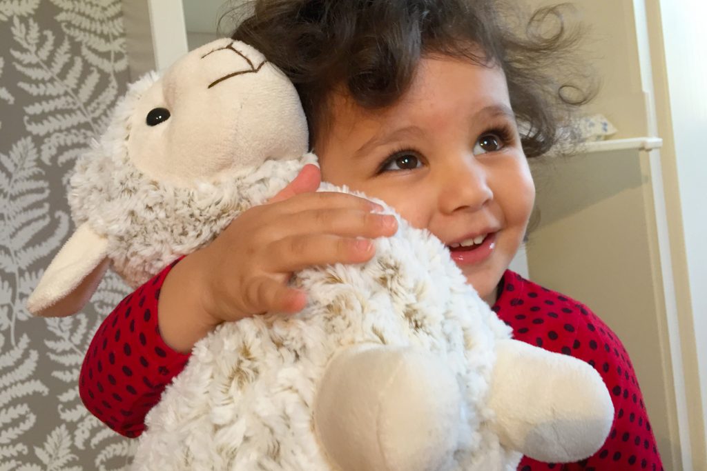 Bébé habillé en Petit Bateau et doudou