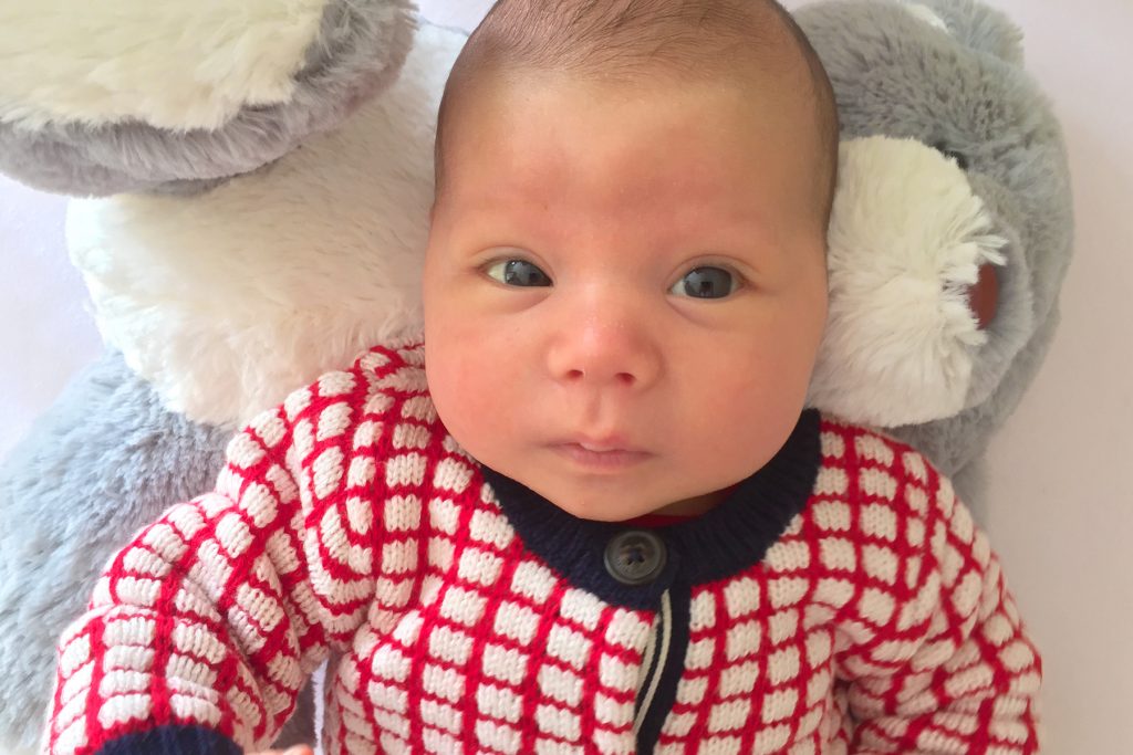 Bébé habillé en Petit Bateau et doudou