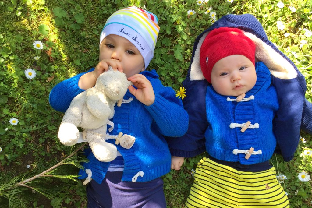Bébé et son doudou Moulin Roty. Habillé en petit Bateau et bonnet Little Marcel. Petite soeur habillée en Petit Bateau, pantalon Gap et bonnet Sergent Major.