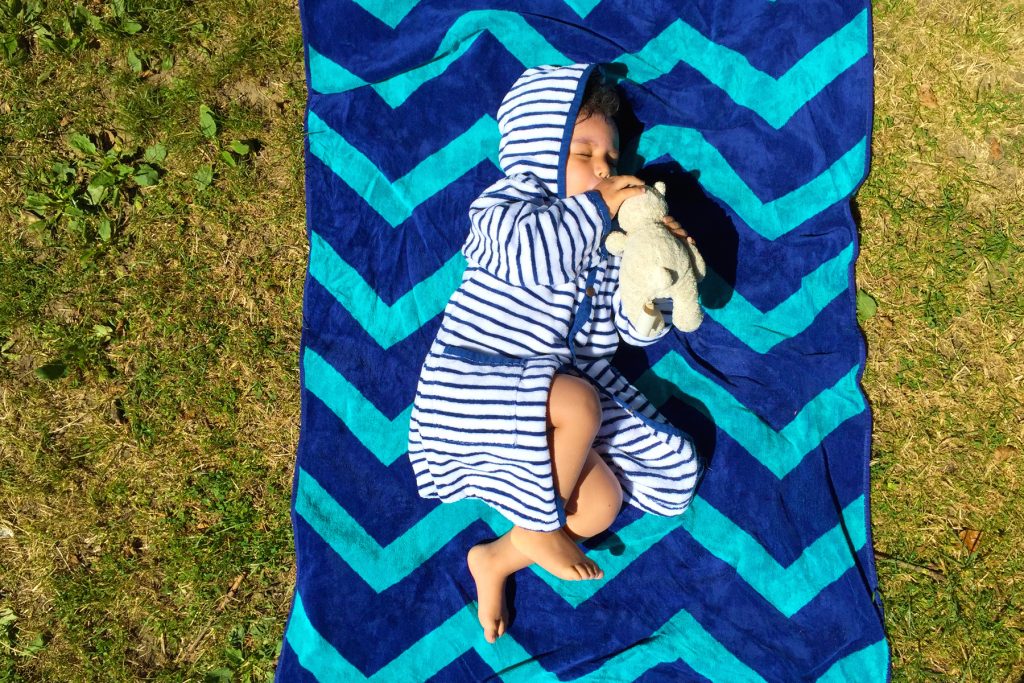 Petit fille et son doudou Moulin Roty. Peignoir Petit Bateau
