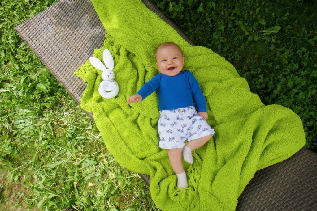 Bébé et son doudou. Short Zara