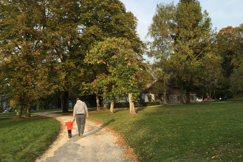 Père et fille marchant au loin