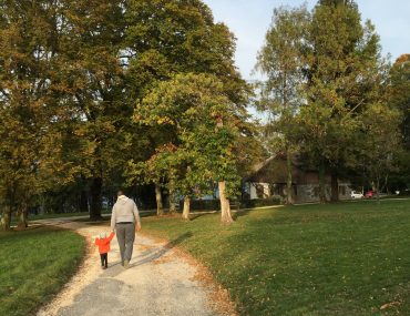 Père et fille marchant au loin