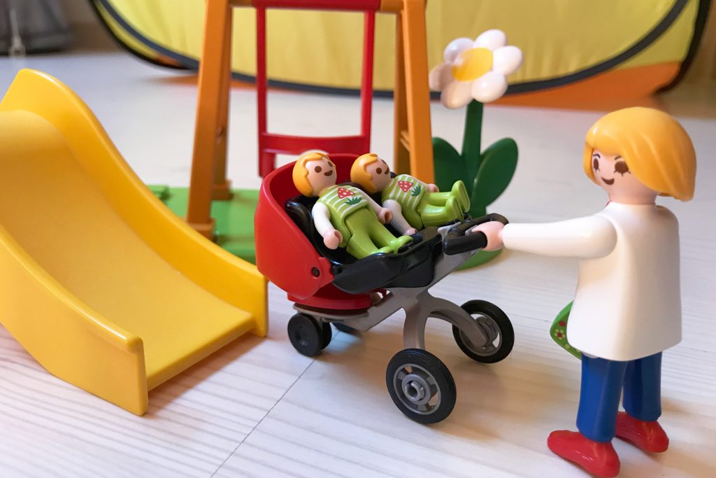 Personnages et Playmobil et Duplo