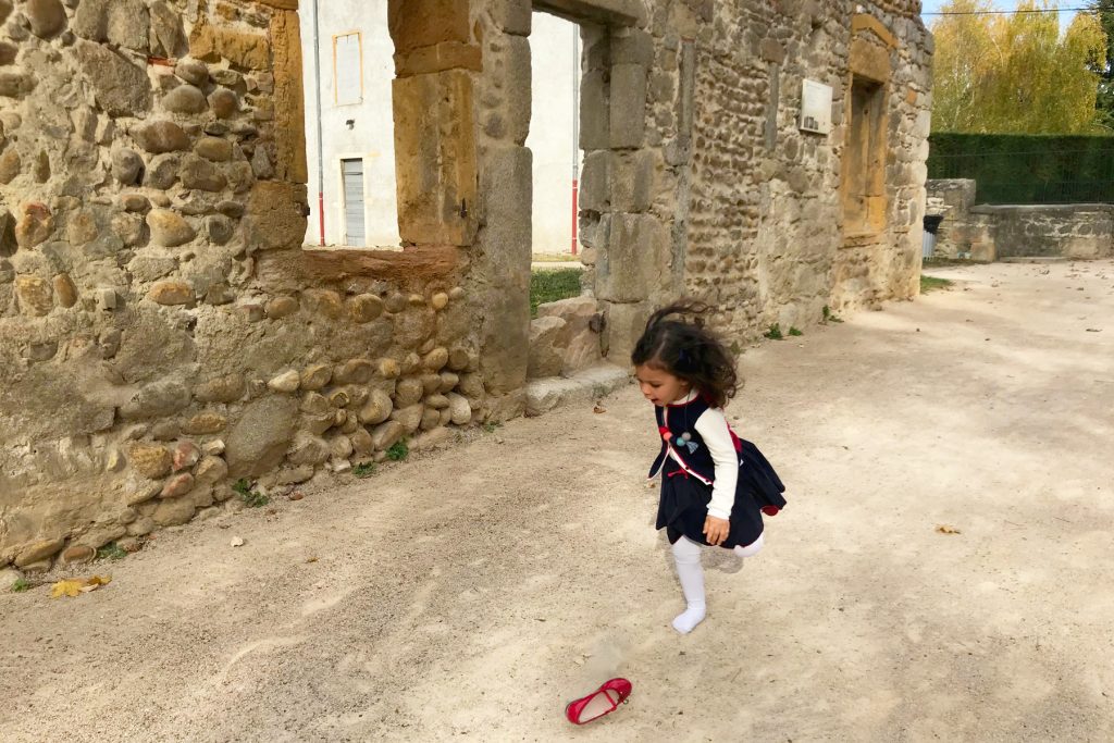 Enfant qui court au parc de Beauregard en automne
