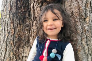 Enfant sur un arbre au parc de Beauregard