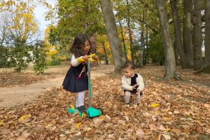 Enfants et trotinette au parc de Beauregard en automne