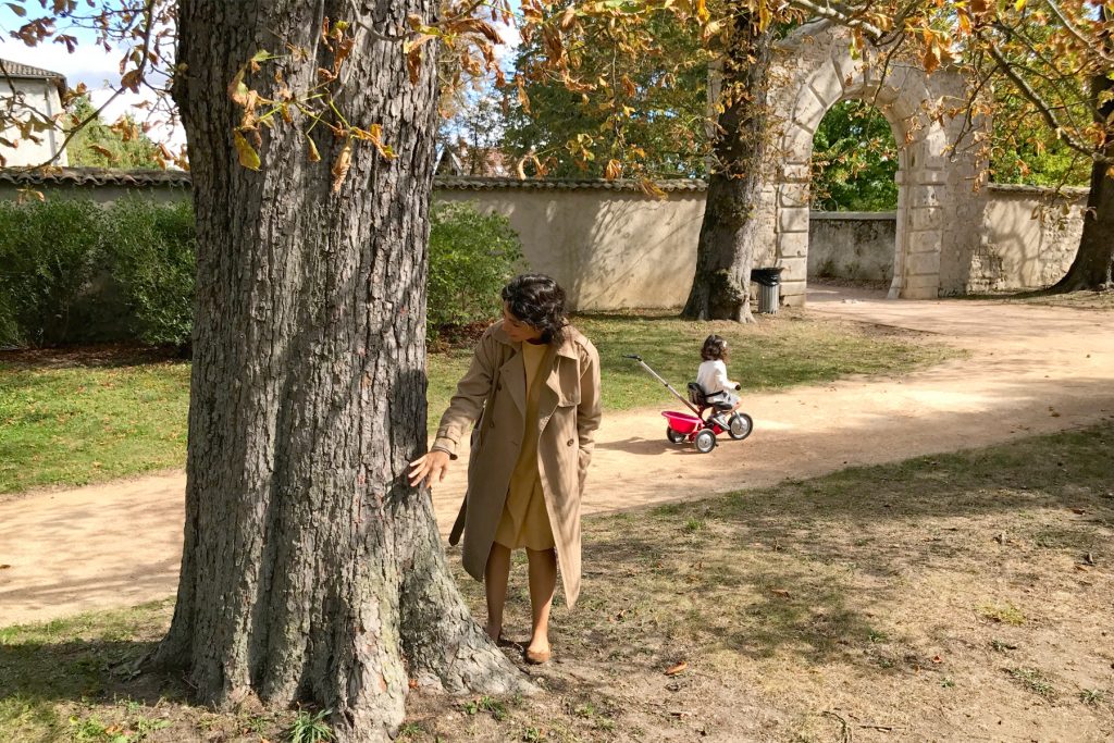 Maman et enfant sur son vélo au parc de Beauregard en automne