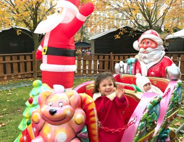 Romy et Liv sur un manège de Noël. Marché de Noël de Lyon place Carnot