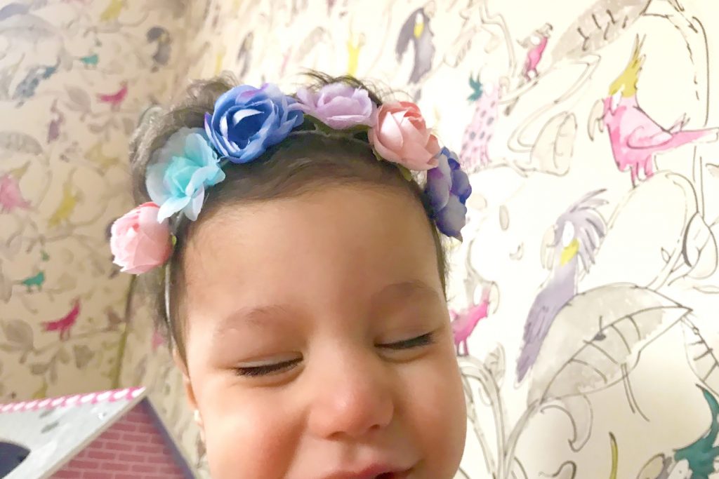 Papa absent, fille à la couronne de fleurs