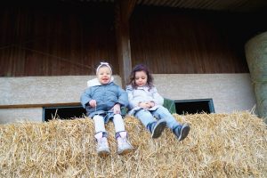 Papa absent, des sœurs sur le foin
