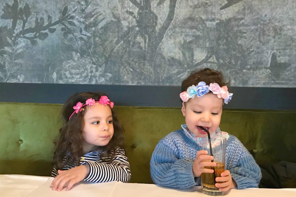 Papa absent, soeurs aux couronnes de fleurs