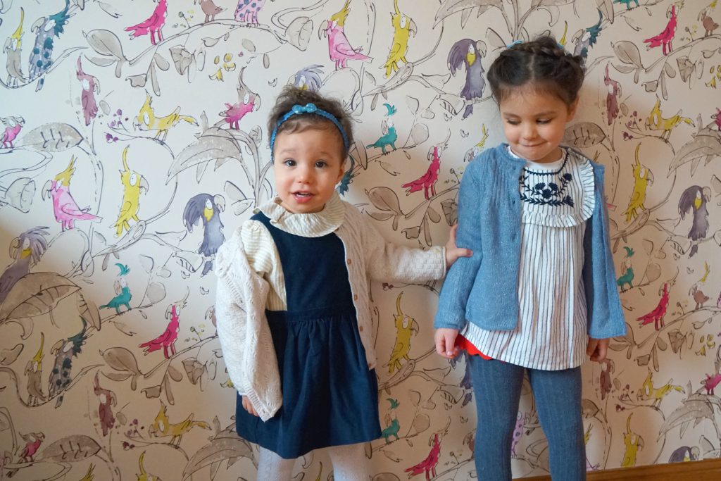 Papa absent, les filles se taquinent
