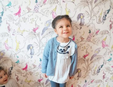 Papa absent, une fille fait le clown