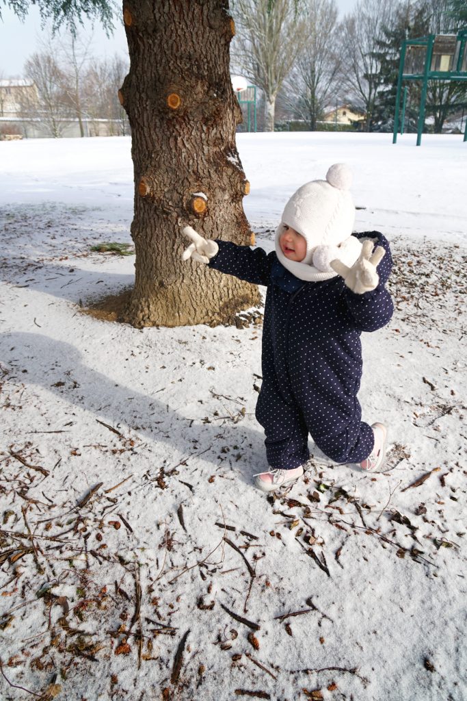 Papa absent, petite fille joue dans la neige