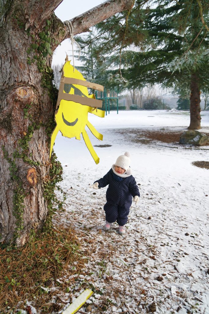 Papa absent, petite fille joue dans la neige