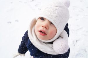 Papa absent, petite fille joue dans la neige