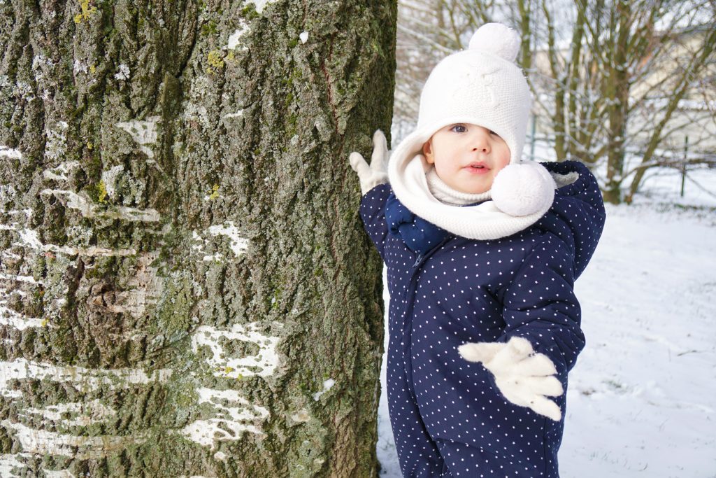 Papa absent, petite fille joue dans la neige