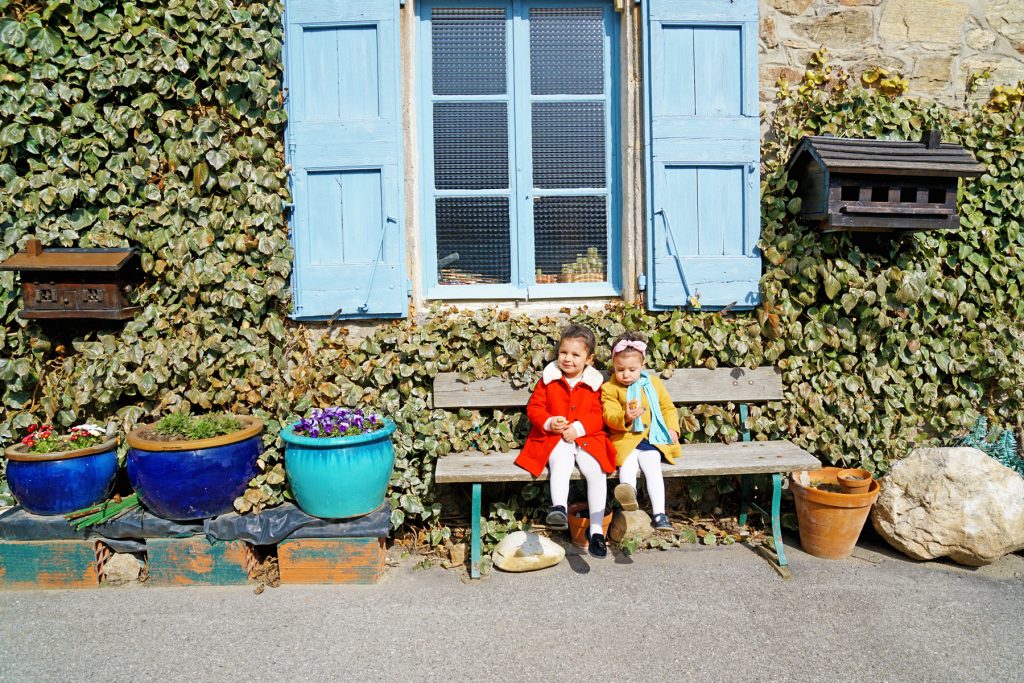 2 sœurs sur un banc au cœur d'un village