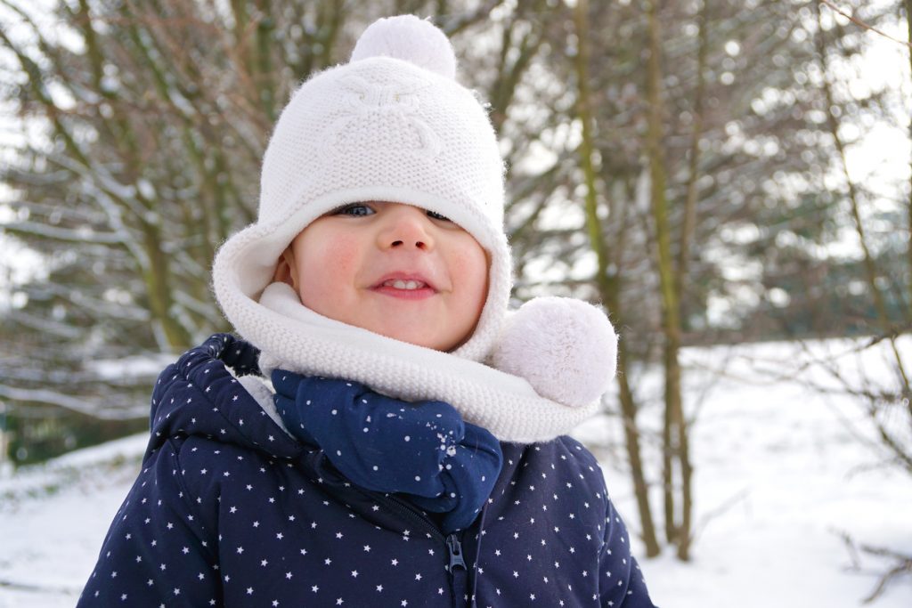 Papa absent, petite fille joue dans la neige