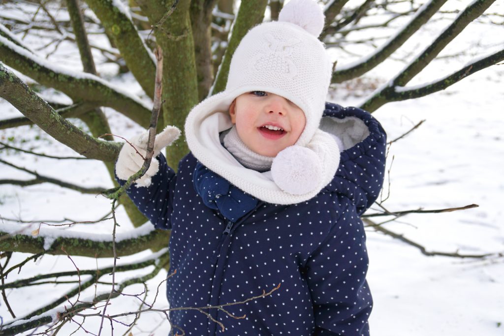 Papa absent, petite fille joue dans la neige