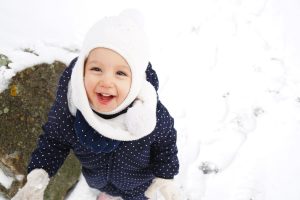 Papa absent, petite fille joue dans la neige