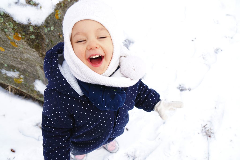 Papa absent, petite fille joue dans la neige