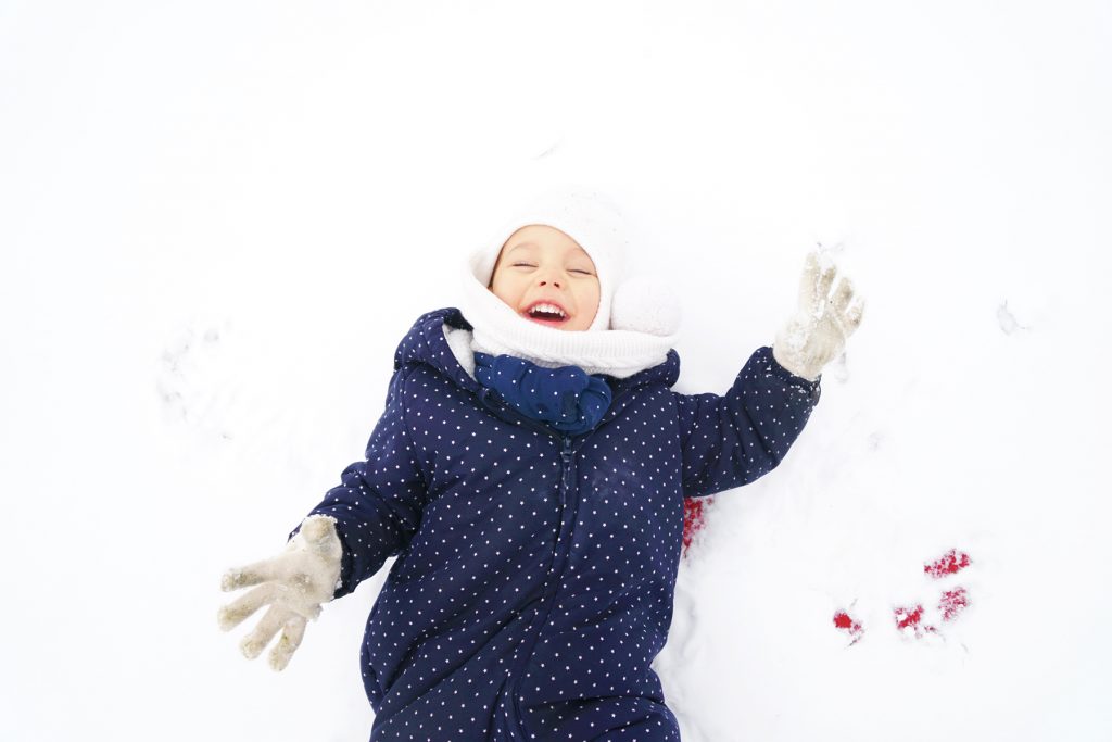 Papa absent, petite fille dans la neige