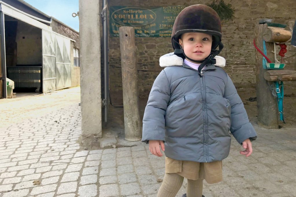 Papa absent, petite fille fait du poney