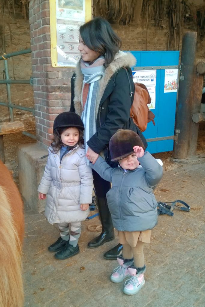 Papa absent, maman et ses filles à la ferme