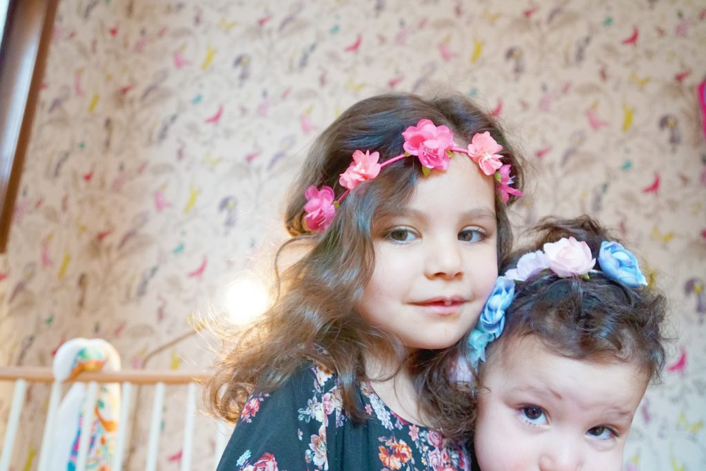 Papa absent, sœurs aux couronnes de fleurs